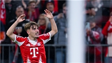 Kompany-Ratschlag an Teenie Karl - und an Nagelsmann? Darf er wieder spielen - und jubeln? Bayern-Talent Lennart Karl.