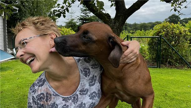 Eine Frau mit einem Hund. 