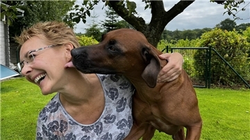 Eine Frau mit einem Hund. 