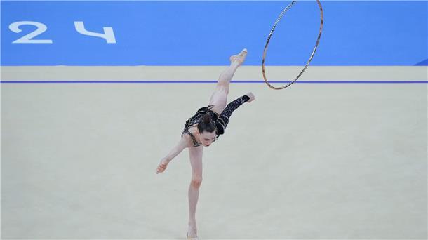 Gymnastinnen Varfolomeev und Kolosov im Olympia-Finale Darja Varfolomeev hat sich einen Patzer mit dem Reifen geleistet.