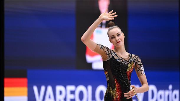 Olympiasiegerin Varfolomeev gewinnt EM-Titel mit dem Band Darja Varfolomeev winkt erleichtert ins Publikum.