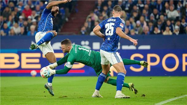 Sylla schießt Schalke an die Tabellenspitze Darmstadts Torhüter Schuhen stand häufig im Mittelpunkt.