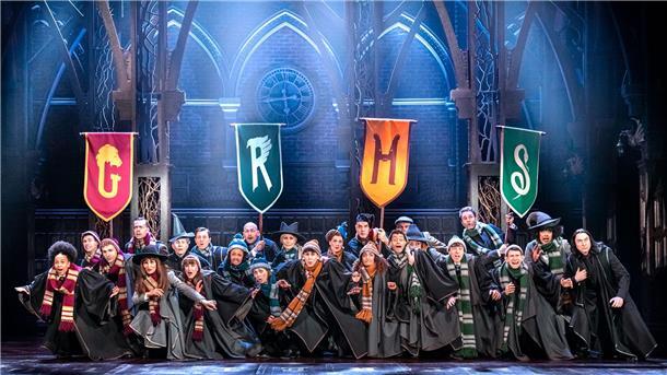 Kürzer, schneller, viel Magie: Harry Potter auf der Bühne Darsteller aus „Harry Potter und das verwunschene Kind“ im Mehr!-Theater am Hamburger Großmarkt. Das einst zweiteilige, je mehrstündige Stück kommt als kompakte einteilige Version zurück.