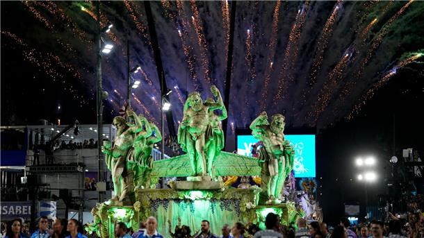 Rios Karneval glänzt mit Innovationen Darsteller der Sambaschule Vila Isabel bei den Karnevalsfeierlichkeiten in Rio.