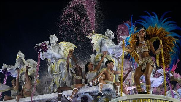 Rios Karneval glänzt mit Innovationen Darsteller der Sambaschule Vila Isabel feiern auf einem Wagen in Rio.