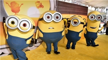 Darsteller, die als die Minions verkleidet sind - die Minions sind in diesem Jahr im Kino am meisten besucht worden.