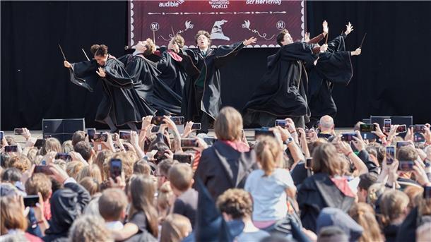 Harry-Potter-Weltrekord in Hamburg deutlich geknackt Darsteller führen auf der Bühne am Hamburger Rathaus einen Tanz aus dem Musical „Harry Potter und das verwunschene Kind“ auf.