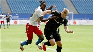 Das 1:5 des HSV (links Bakery Jatta mit Aleksandr Zhirov) gegen Sandhausen am letzten Spieltag der Saison 19/20 war einer der schwärzesten Momente der Hamburger in der Zweiten Liga. Dadurch wurde der Relegationsplatz verspielt. Nun geht es am letzten Spieltag wieder gegen Sandhausen - und es soll in einer Party enden.