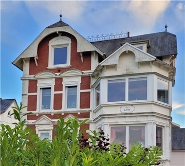 Das 1898 erbaute Mehrfamilienhaus an der Dohrmannstraße in Cuxhaven besticht durch seine direkte Lage am Deich.