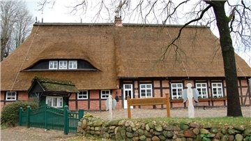 Das 244 Jahre alte Niedersachsenhaus in Bramstedt ist ein Juwel. Im Herbst 2022 ist das Reetdach komplett erneuert worden. Foto: Heß