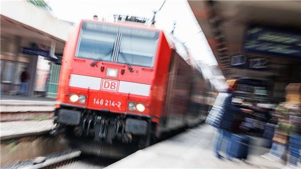 Zug am Bahnsteig