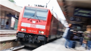 Zug am Bahnsteig