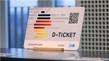 Ein übergroßes Modell des neuen Deutschlandtickets wird bei einer Pressekonferenz vorgestellt.