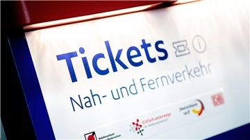 Das 49-Euro-Ticket soll den Anreiz schaffen, sich nicht nur aus Kosten-, sondern auch aus Klimaschutzgründen für den öffentlichen Nahverkehr zu entscheiden.