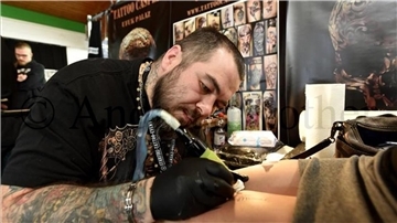 Ein Mann stickt ein Tattoo