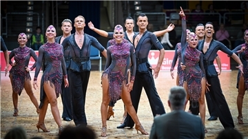 Das A-Team der TSG Bremerhaven bei einem Formationstanz-Festival in der Stadthalle.