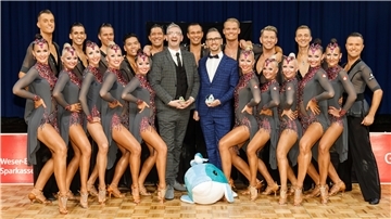 Das A-Team der TSG Bremerhaven mit ihren Trainern Dirk Buchmann (Mitte, links) und Oliver Molthan sowie Maskottchen Fine.