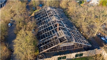 Das abgebrannte Affenhaus ist nach dem Brand in der Silvesternacht im Krefelder Zoo zu sehen.