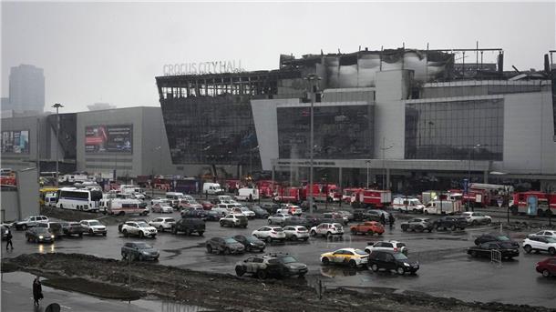Spekulationen und Trauer nach Terroranschlag in Russland Das abgebrannte Veranstaltungszentrum Crocus City Hall nach einem Anschlag am westlichen Rand von Moskau.