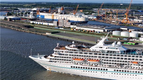 Das Ablegen der "Artania" in Bremerhaven aus der Luft fotografiert.
