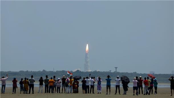Indiens Sonnenmission gestartet - Mondrover im Schlafmodus Das Aditya-L1-Raumschiff an Bord einer Trägerrakete beim Start vom Weltraumzentrum im indischen Sriharikota.