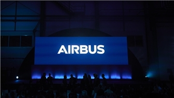 Das Airbus-Logo ist während einer Präsentation zu sehen. Der Flugzeugbauer will 2025 deutlich mehr Flugzeuge ausliefern.