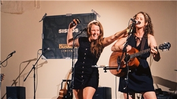 Das Akustik-Duo Sissos tritt am 25. Juli in der Weserperle in Dedesdorf auf.