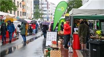 Das alljährliche Blütenfest auf dem Konrad-Adenauer-Platz zieht wieder eine groß...