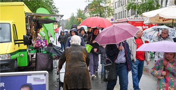 Das alljährliche Blütenfest auf dem Konrad-Adenauer-Platz zieht wieder eine groß...