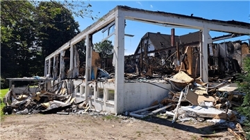 Das als Kirche genutzte Gebäude ist bis auf die Grundmauern abgebrannt. 