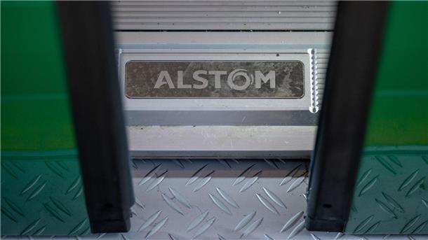 Das Alstom Logo ist auf der Schwelle eines Zuges zu sehen.