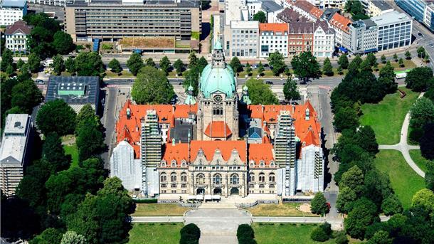 Das am Maschteich gelegene Neue Rathaus im Zentrum der Stadt.