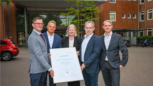 Das Ameos-Klinikum Bremerhaven freut sich über die Urkunde und Anerkennung als Lehrkrankenhaus der Medical School Hamburg: (von links) Dr. Oliver Herden-Kirchhoff, Ärztlicher Direktor Ameos-Klinikum Bremerhaven, Ameos-Vorstandsmitglied Michael Dieckmann, Regionalgeschäftsführerin Katja Loesche, Prof. Dr. Detlef E. Dietrich, Ärztlicher Direktor Ameos-Klinikum Hildesheim und Stefan Gronholz, Krankenhausdirektor Ameos-Klinikum Bremerhaven.