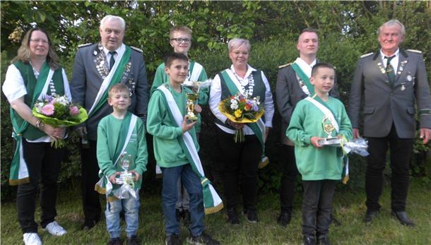 Schützenfest in Giehlermoor an Himmelfahrt Das amtierende Giehlermoorer Königshaus: (jeweils von links, hinten) Vizekönigin Sandra Schumacher, Vizekönig Günther Kück, Jugendvizekönig Bully Hellberg, Königin Stefanie Stelljes, König Marc Stelljes, (vorne) Kindervizekönig Ernest Gieschen, Jugendkönig Joey Sevinga und Kinderkönig Jonas Stelljes.