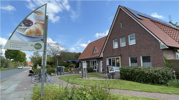 Das an der Strandallee in Burhave gelegene Gebäude, in dem sich Mamas Allee Café befindet, steht zum Verkauf.