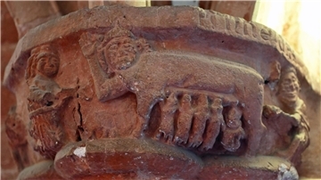 Das antisemitische Säulenrelief im Brandenburger Dom ist eine der frühesten Darstellungen dieser Art (häufig wird die Art dieser Darstellung als ‚Judensau‘ bezeichnet).