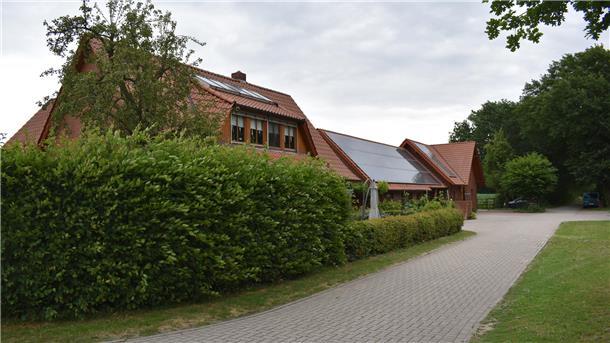 Das Anwesen der Familie Röckener mitten im Grünen in Kettenkamp. Vorne lebt die Familie, im hinteren Teil befindet sich der Offenstall.