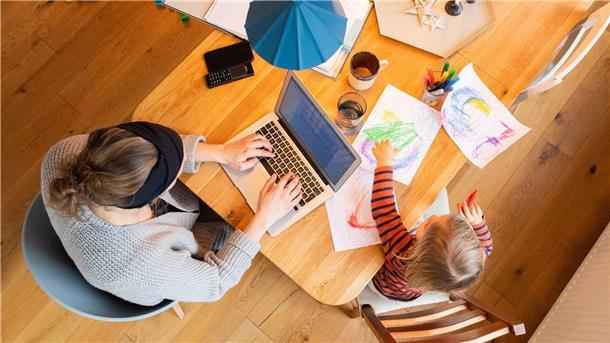 Jeder Fünfte arbeitet regelmäßig im Homeoffice Das Arbeiten von zu Hause bleibt für viele attraktiv – etwa um Beruf und Familie besser zu verbinden. (Symbolbild)