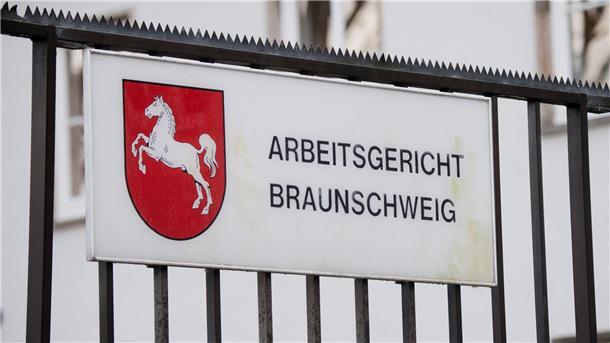 Das Arbeitsgericht Braunschweig muss noch über 75 weitere Klagen ehemaliger VW-Manager entscheiden. (Archivbild)
