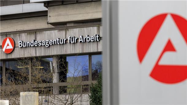 Trotz Krisen: Arbeitsmarkt bleibt robust Das Arbeitsmarktbarometer des Nürnberger Instituts für Arbeitsmarkt- und Berufsforschung (IAB) stieg im November leicht.