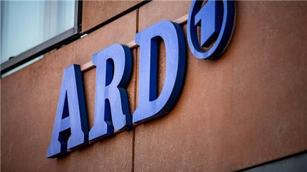 Das ARD-Logo an der Fassade des ARD-Hauptstadtstudios im Regierungsviertel.