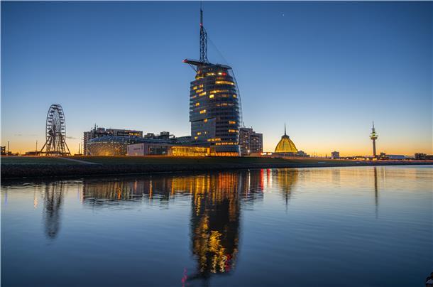 Das Atlantic Hotel Sail City prägt die Skyline von Bremerhaven wie kein anderes Gebäude. Ganz oben in der Captain’s Lounge können Paare ihre Hochzeit feiern.