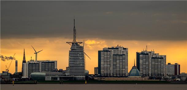Das Atlantic Hotel Sail City ziert die Skyline von Bremerhaven. Auch das Klimahaus mit der Großen Kirche im Hintergrund (links) ist aus dem Stadtbild nicht wegzudenken. Ebenso wie das Mein Outlet (rechts).