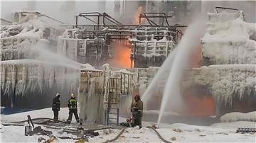 Das auf einem russischen Telegramm-Kanal veröffentlichte Foto soll Feuerwehrleute zeigen, die einen Brand auf dem Gelände des Erdgasproduzenten Novatek im Ostseehafen Ust-Luga löschen.