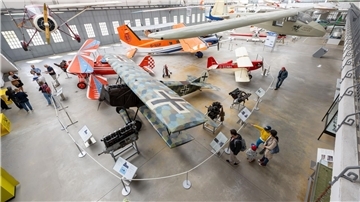 Museum übergibt Fokker-Jagdflieger zur Raubgut-Prüfung Das aus den Beständen des Deutschen Museums stammende niederländische Fokker-Jagdflugzeug wurde früher in Schleißheim ausgestellt, hier im Vordergrund. (Archivbild)