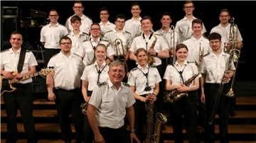 Das Ausbildungsmusikkorps der Bundeswehr gastiert am 24. Mai um 19 Uhr im 
 Rathaussaal Zeven für ein Konzert zugunsten der Torfteufel Worpswede. 