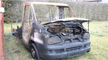Das ausgebrannte Wohnmobil in Westeresch: Nach der Brandstiftung in der Silvesternacht ist es als solches nicht mehr zu erkennen.