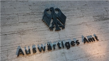 Das deutsche Wappen und der Schriftzug „Auswärtiges Amt“ sind an einer Außenwand am Eingang zum Auswärtigen Amt angebracht.