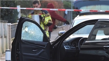Das Auto der Frau steht nach der Tat am Straßenrand.
