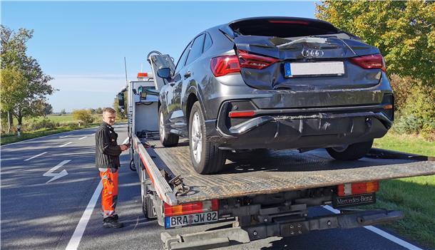 Das Auto des 76-Jährigen aus dem Raum Aachen war nicht mehr fahrbereit und wurde abgeschleppt, ebenso der am Unfall beteiligte Lastwagen.